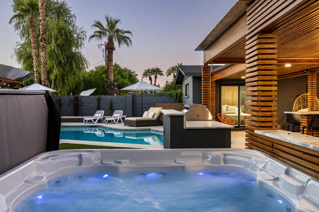Retiro Moderno con Piscina, Jacuzzi y Cocina Exterior, foto 3