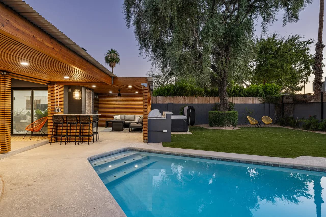 Retiro Moderno con Piscina, Jacuzzi y Cocina Exterior, foto 5
