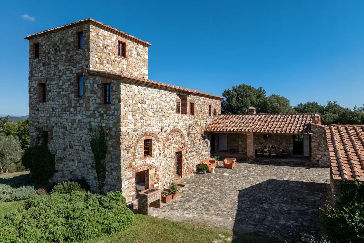 Elegant Five Bedroom Retreat in Tuscany photo 3