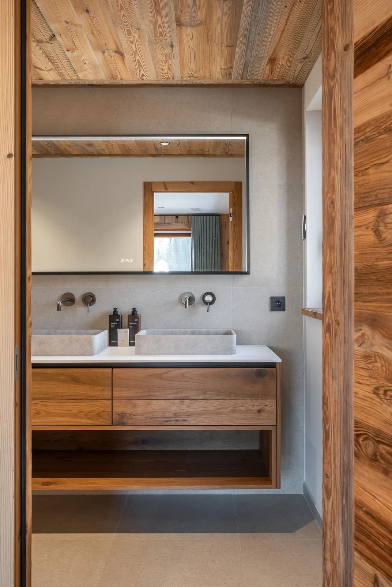 Alpine Chalet with Hot Tub in Les Gets photo 3
