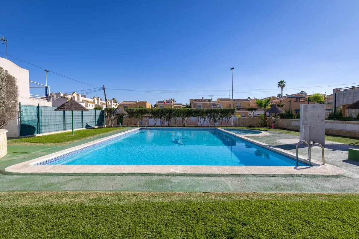 Coastal Four Bedroom Villa in Torrevieja, photo 4