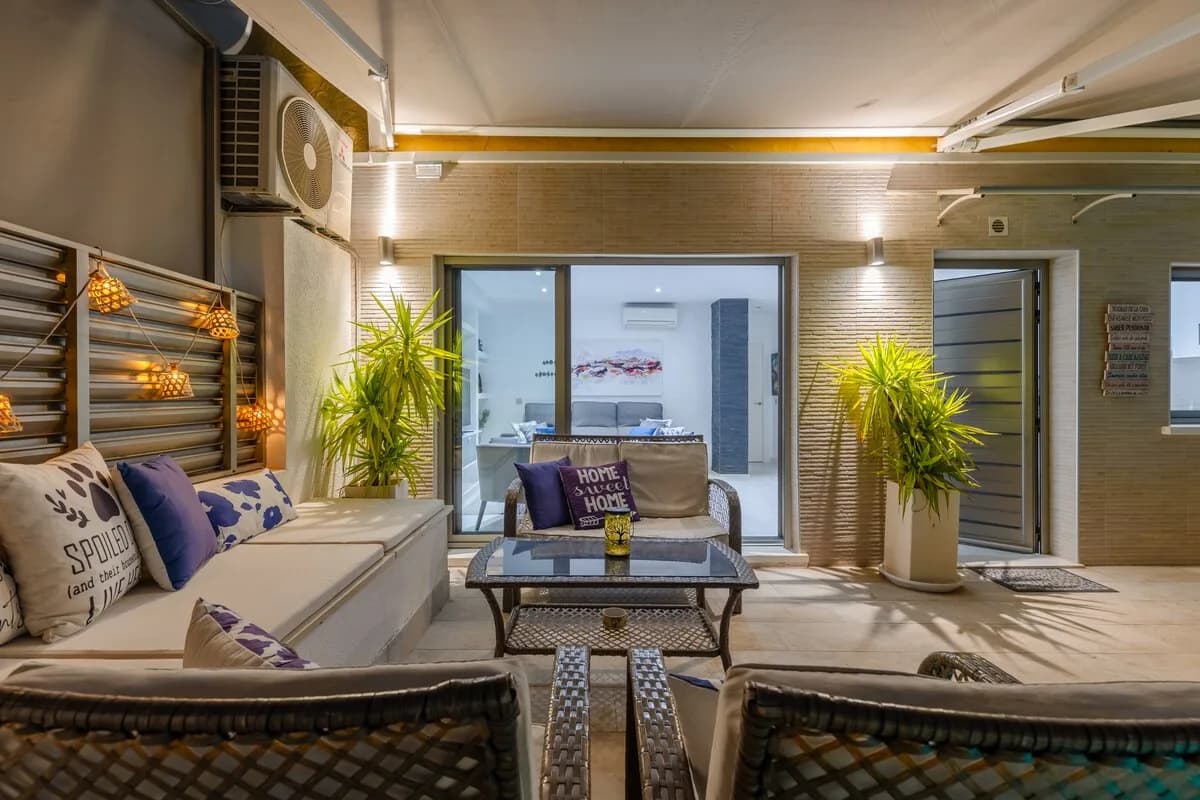 Spacious Six-Bedroom Villa in Torrevieja, photo 3