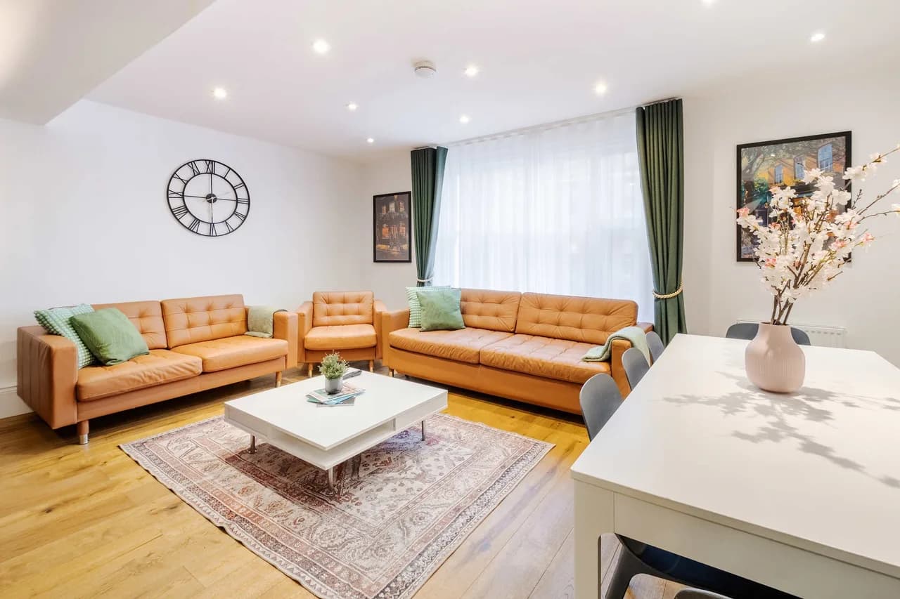 Elegant Three Bedroom Villa in London photo 2