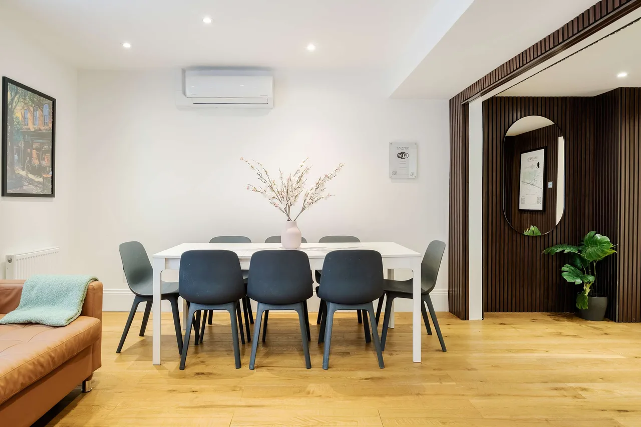 Elegant Three Bedroom Villa in London photo 3