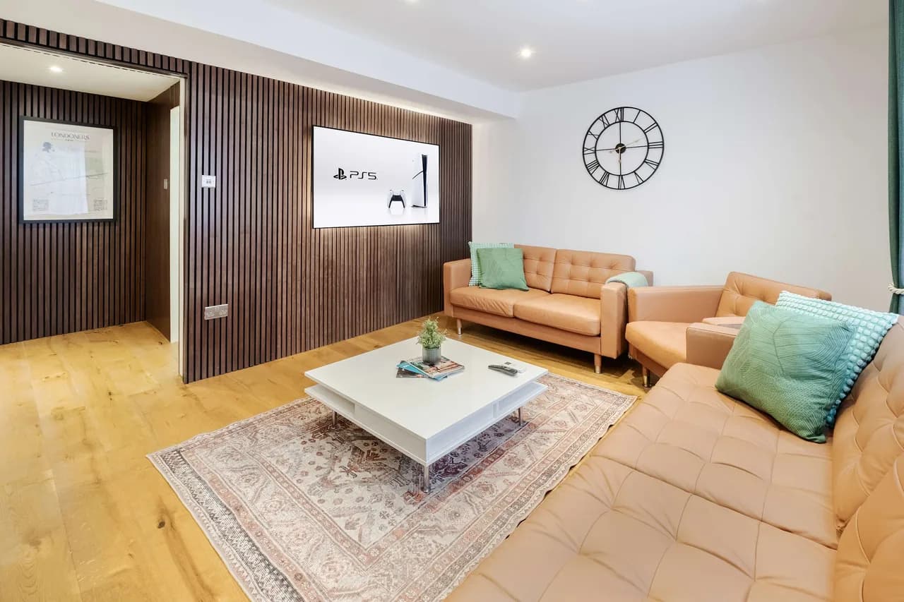 Elegant Three Bedroom Villa in London photo 4