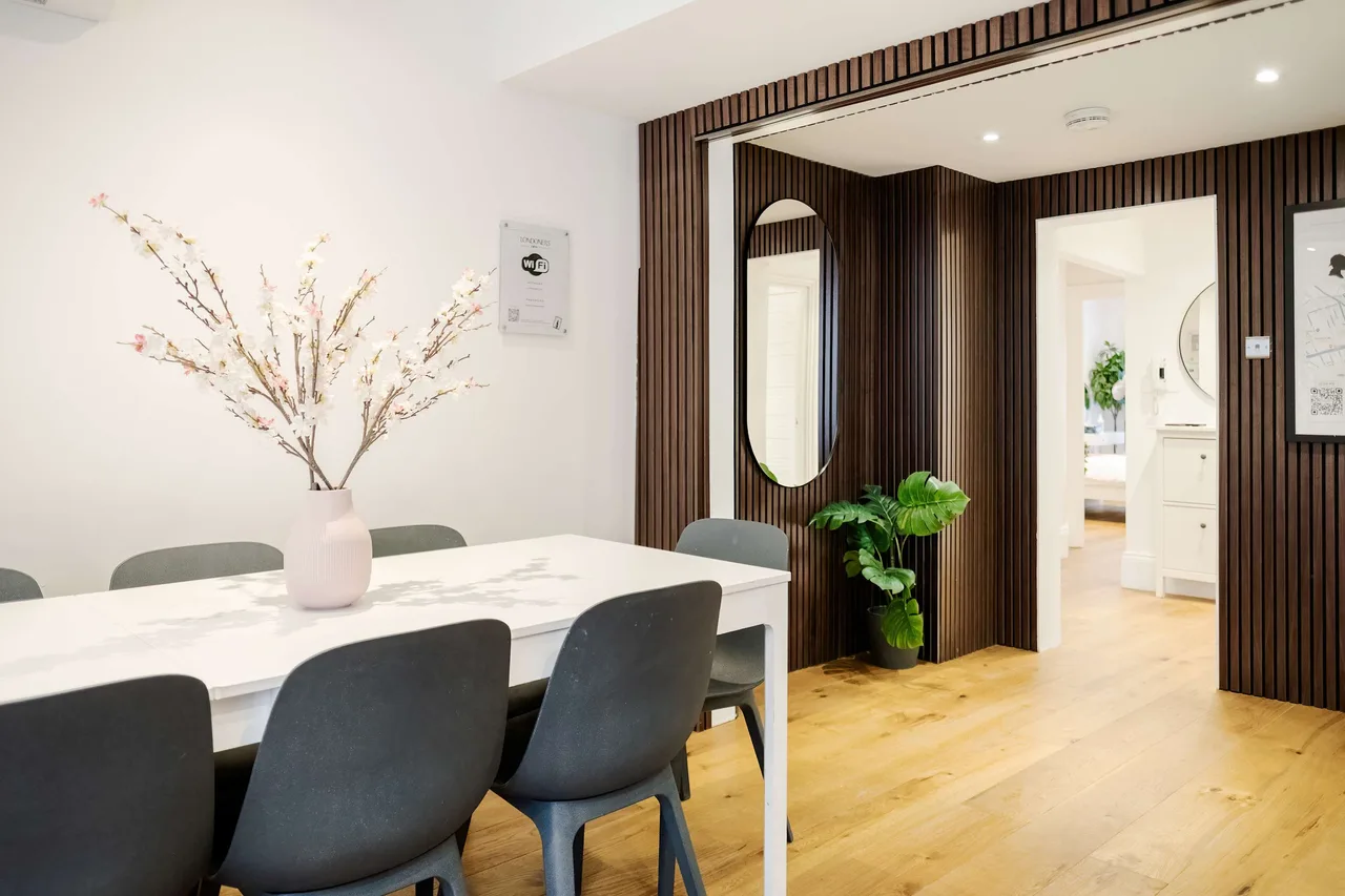 Elegant Three Bedroom Villa in London photo 5