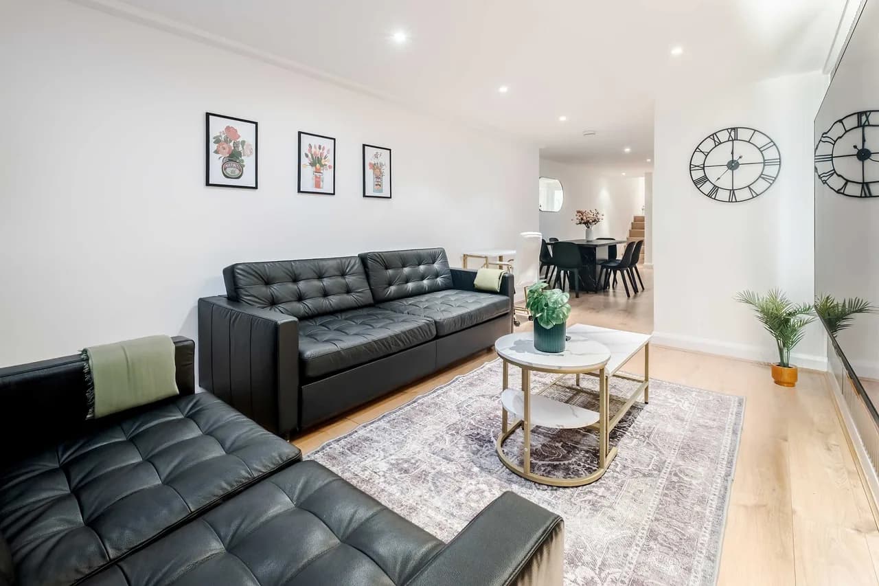 Quintessentially British Two Bedroom Home in London, photo 3