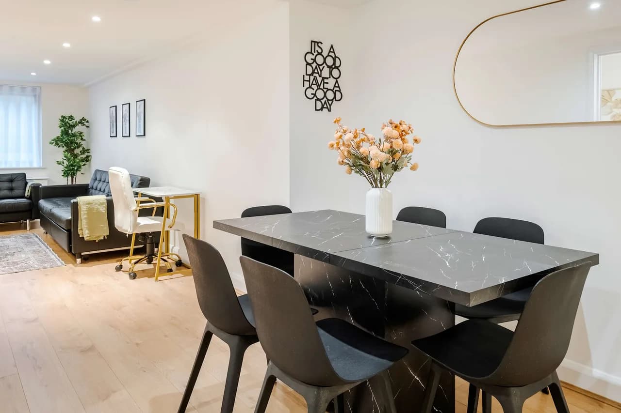 Quintessentially British Two Bedroom Home in London, photo 5