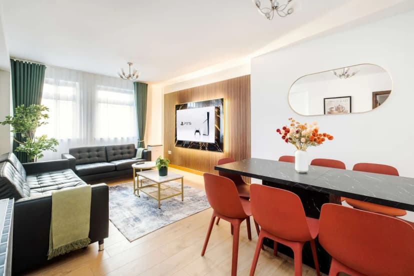 Charming Three Bedroom Apartment in London