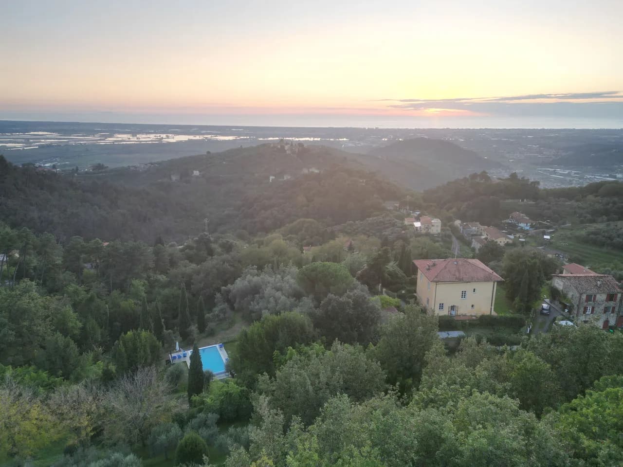 Hilltop Five Bedroom Villa in Tuscany photo 4