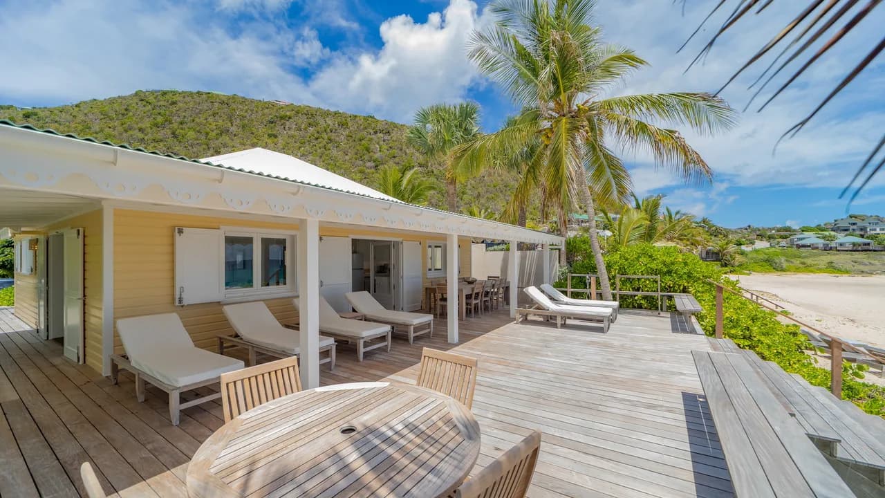 Tranquil Beachfront Villa with Sunset Views photo 2