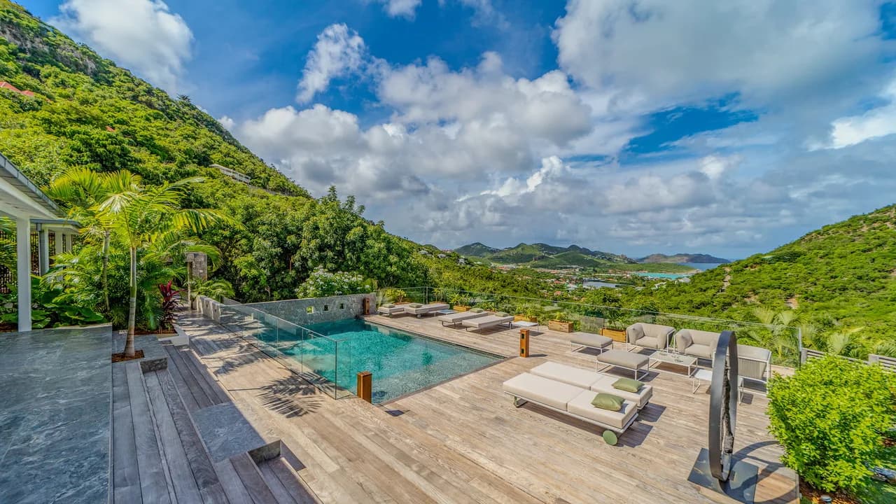 Beautiful Villa Nestled in the Wooded Hills photo 2
