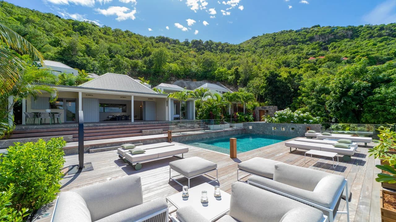 Beautiful Villa Nestled in the Wooded Hills photo 3