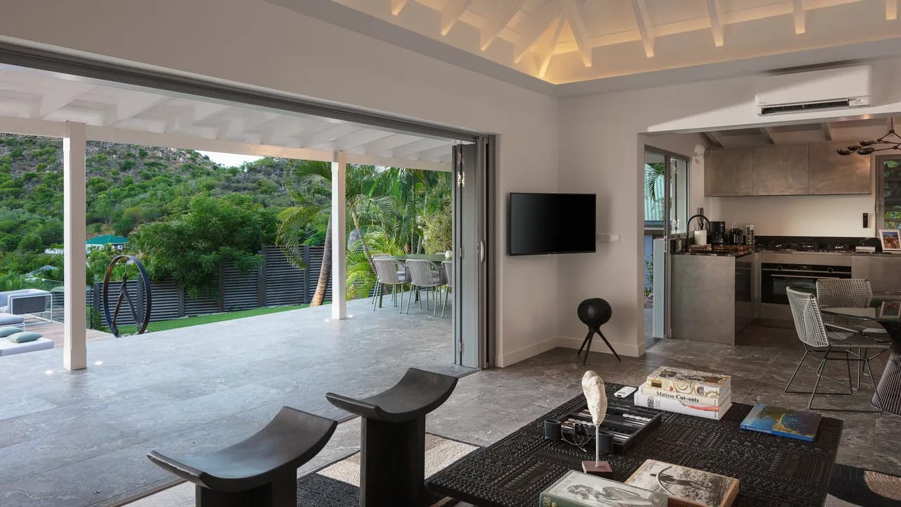 Beautiful Villa Nestled in the Wooded Hills photo 4