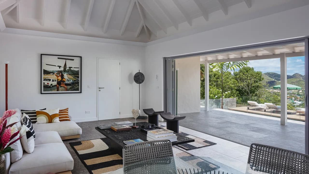 Beautiful Villa Nestled in the Wooded Hills photo 5
