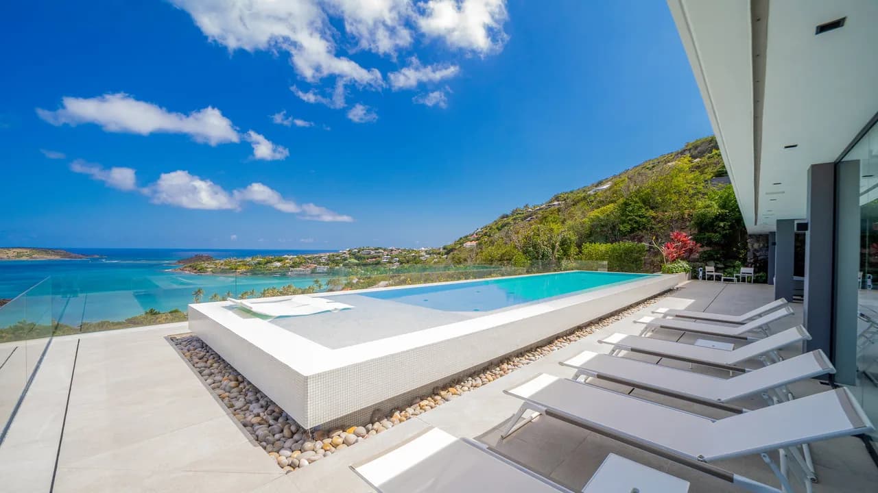 Four-Bedroom Villa with Pool and Fitness Room photo 2