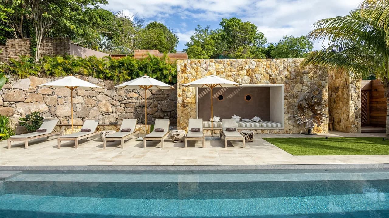 Prestigious Hilltop Retreat With Sun Terrace photo 2