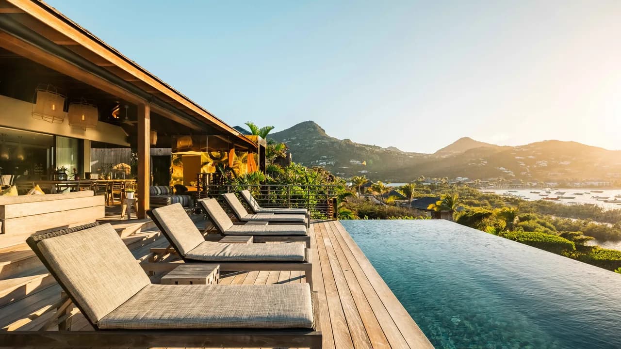 High-End Tropical Lagoonfront Four-Suite Villa photo 3