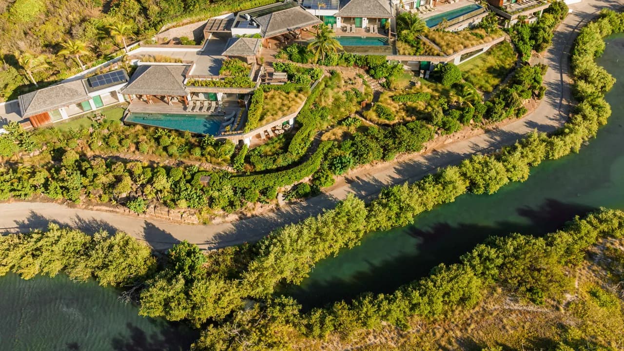 Fourteen-Bedroom Estate in Grand-Cul-de-Sac photo 4