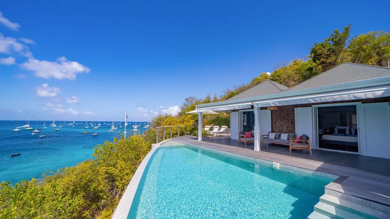 Quiet Villa Surrounded by Tropical Vegetation photo 2