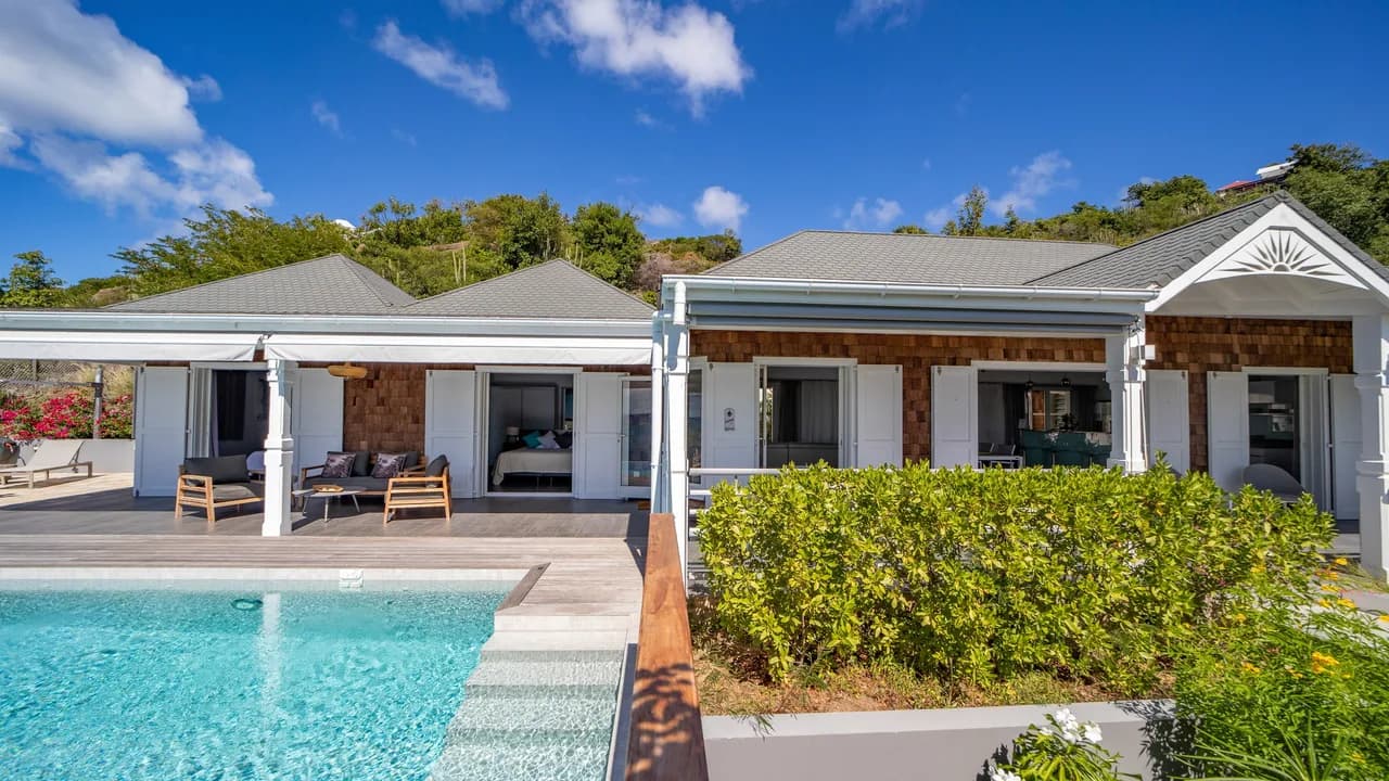 Quiet Villa Surrounded by Tropical Vegetation photo 3