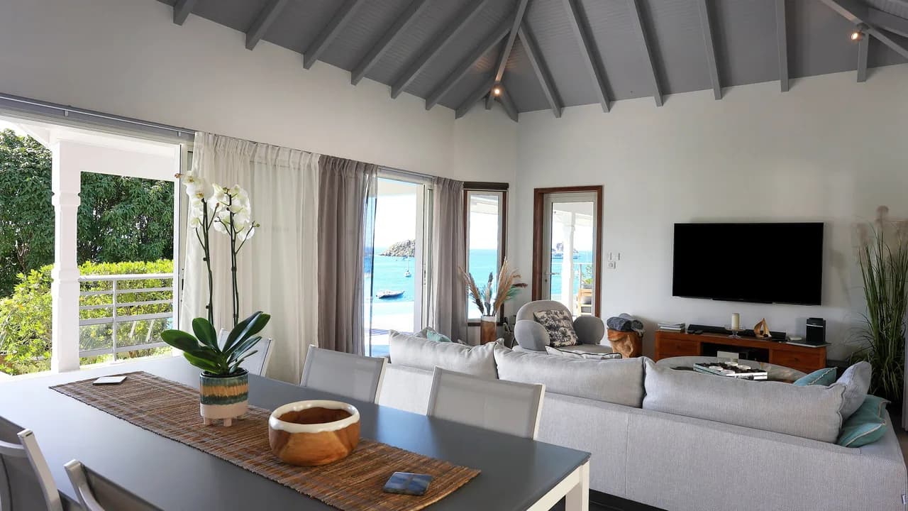 Quiet Villa Surrounded by Tropical Vegetation photo 4