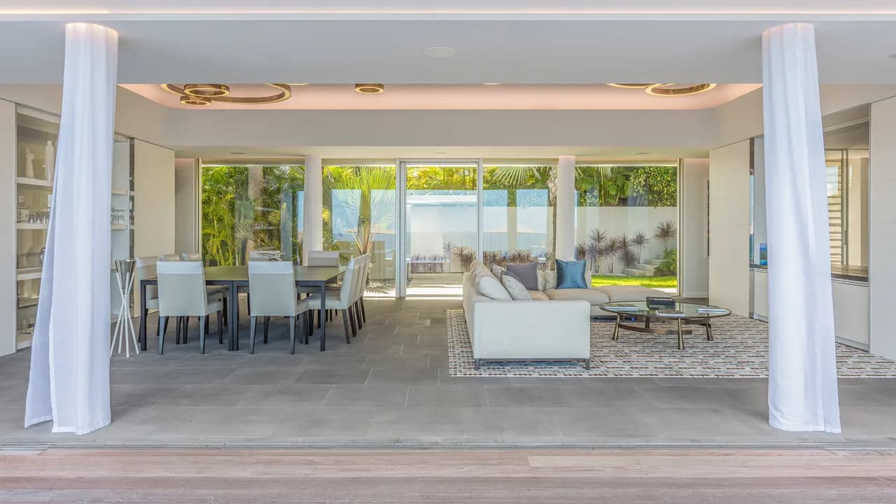 Luxurious Oceanfront Villa in Anse Des Cayes, Foto 4