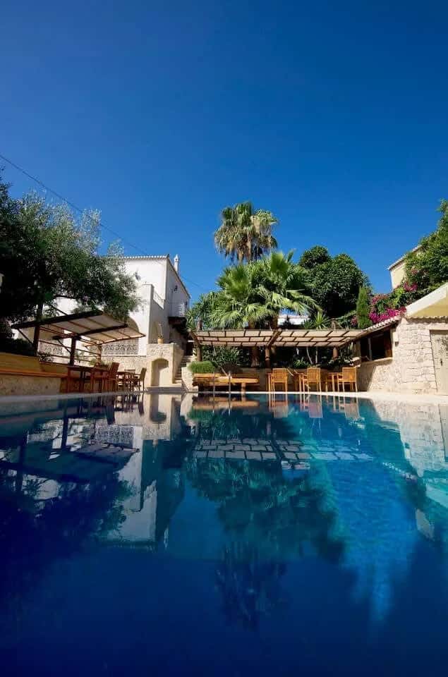 Nice studio with shared pool next to old port