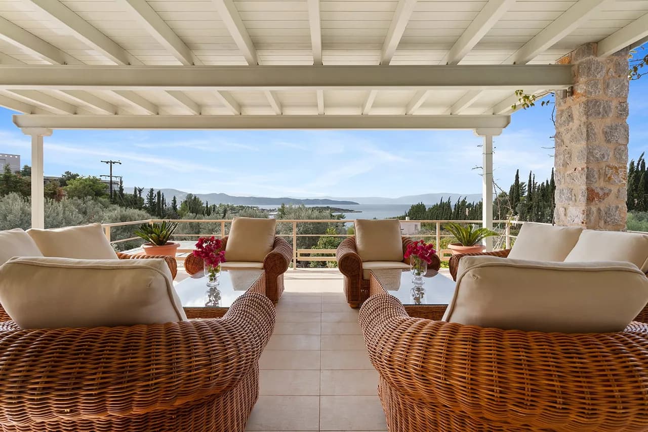 Radiant Leisure Villa Located Next to Hinista Bay