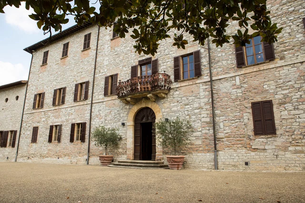 Eingebettete Villa unter grünen Hügeln
