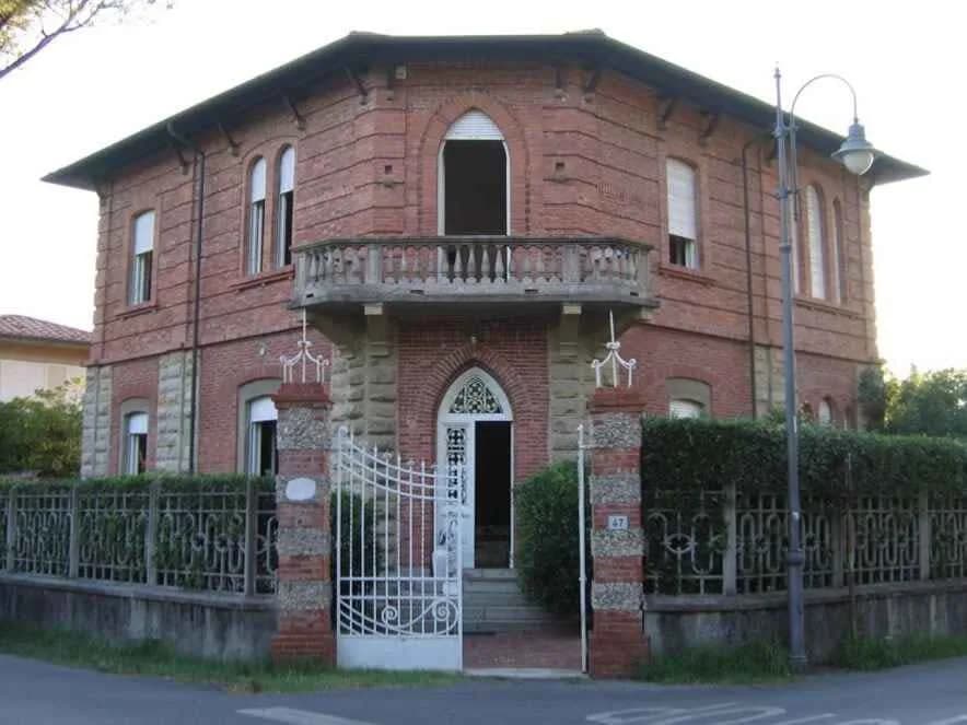 Wunderschöne Villa mit großem grünem Rasen in Strandnähe