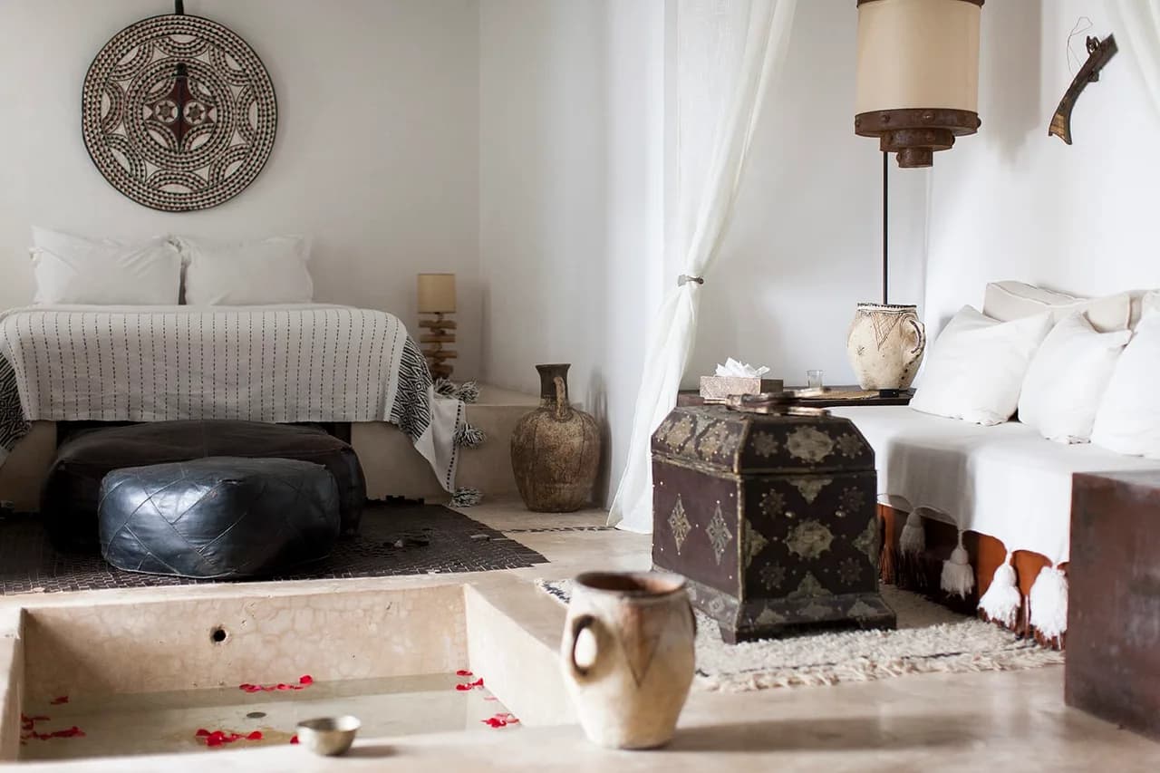 Habitación atmosférica sahariana con majestuosa puerta antigua