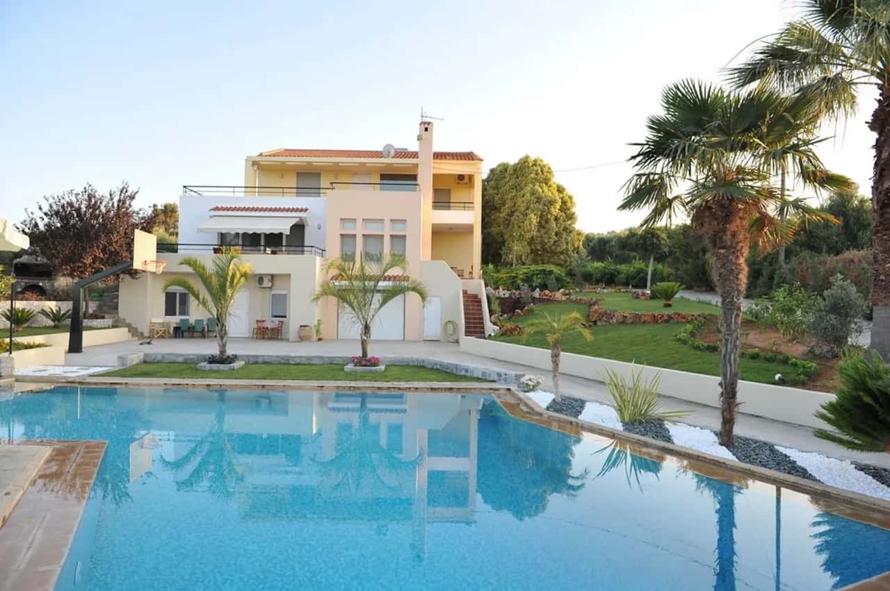 Villa classique dans un vaste jardin avec des arbres fruitiers et des oliviers