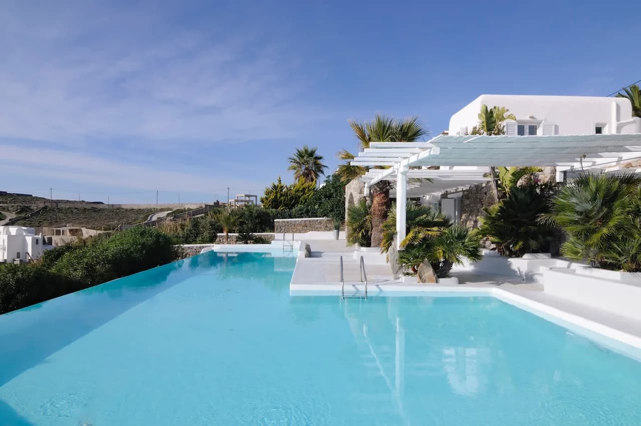 Modern eingerichtete Villa mit großem Swimmingpool