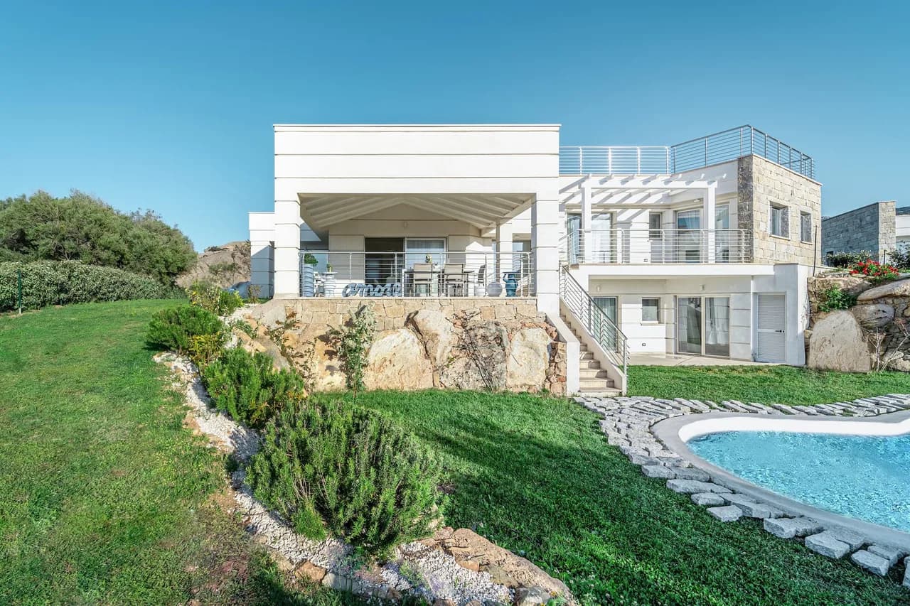 Villa con Vista al Mar y Mezcla de Arquitectura Moderna y Tradicional