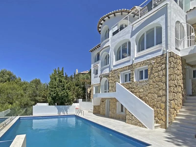 Beachfront Villa with Pool in Moraira