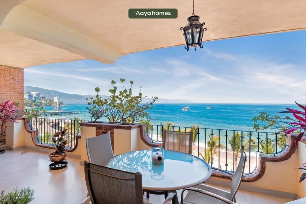Beachfront Balcony Apartment in Jalisco — Puerto Vallarta