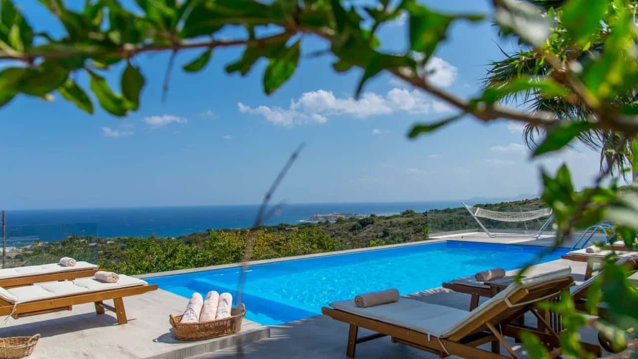 Schöne Villa mit Sonnenliegen und Swimmingpool