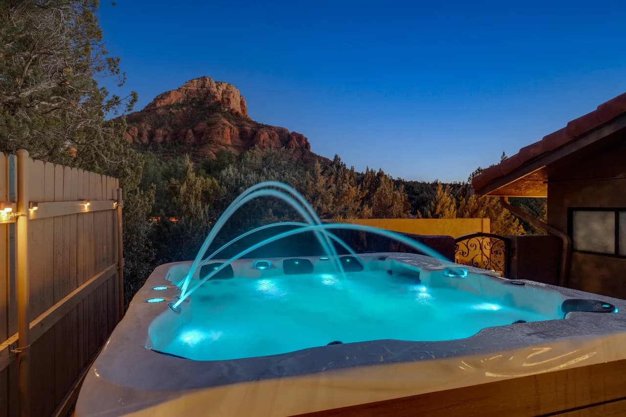 Close to town, Huge Spa/Sauna/Game Rm/Free Pets!