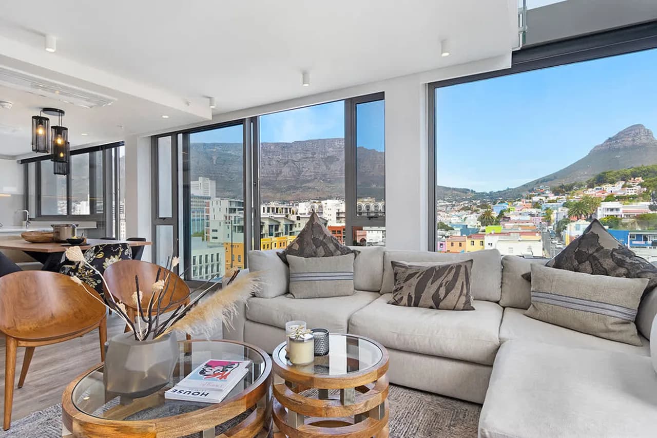 Panoramic Mountain View Apartment in Cape Town