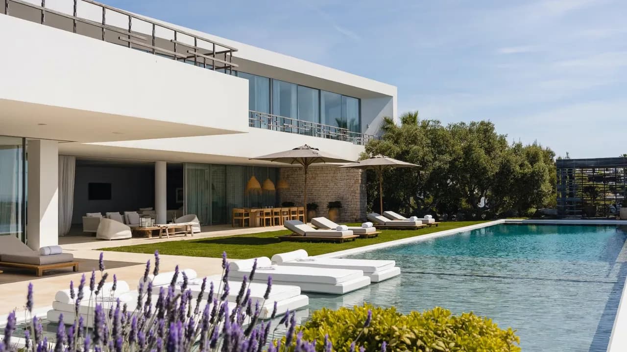 Piscina Infinita con Vista a la Bahía de Porroig