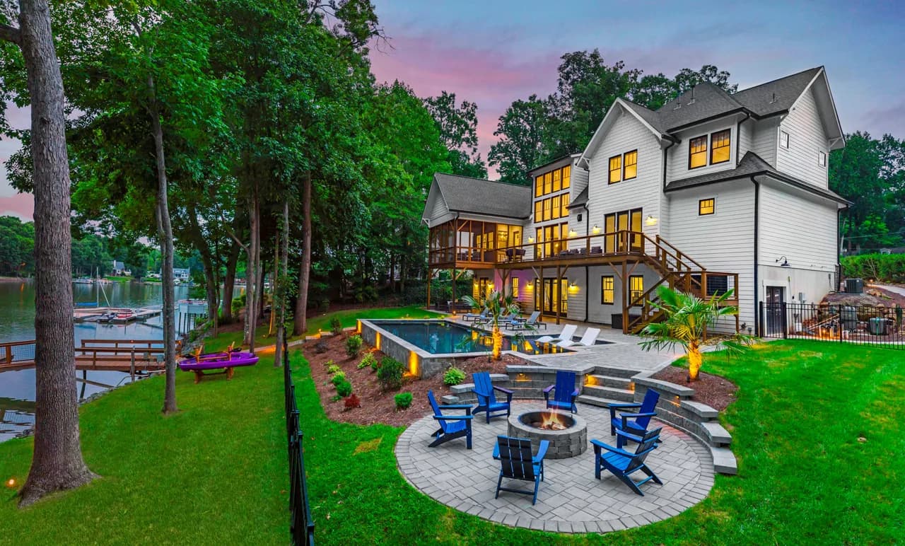 Lakeside Luxury Vacation Home in Denver
