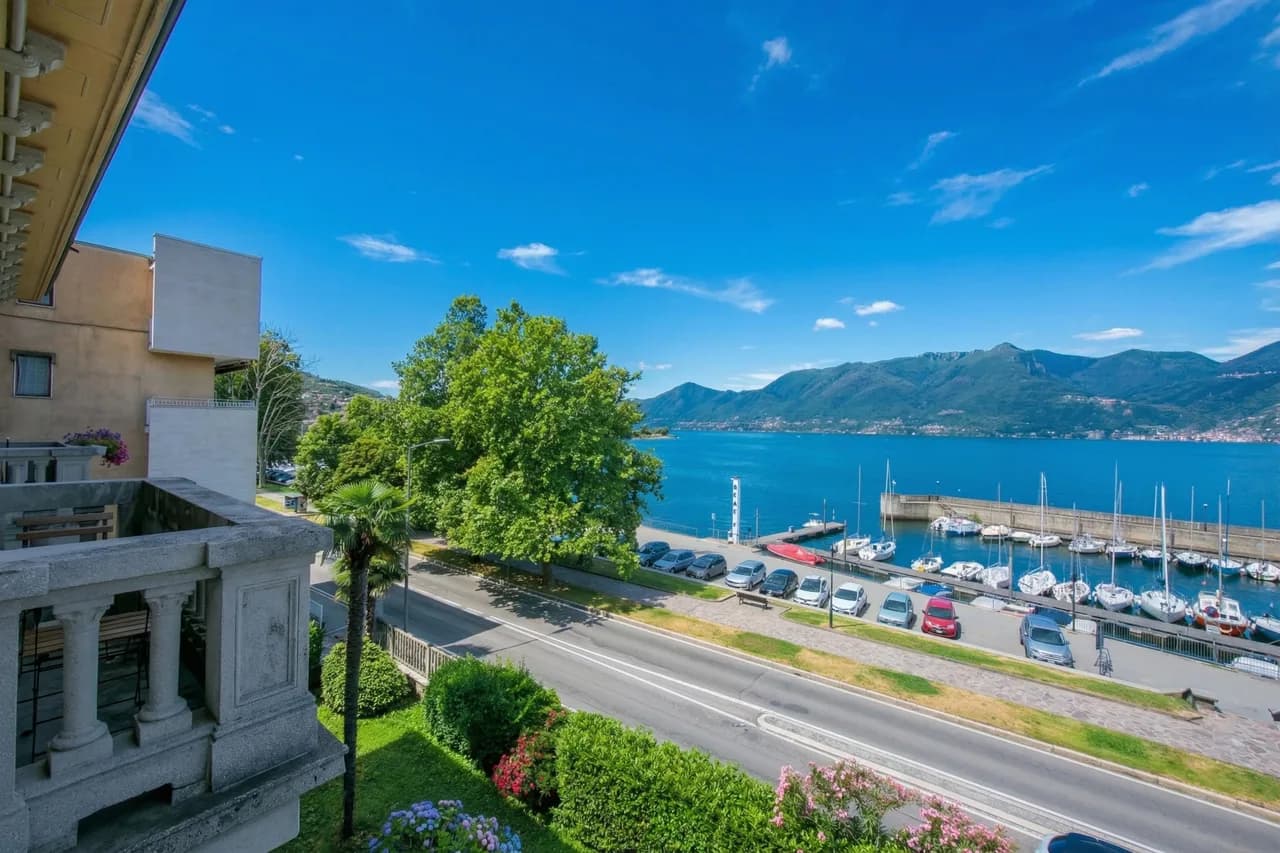 Residenza Oleandro - Balcon avec vue sur le lac au centre de Luino