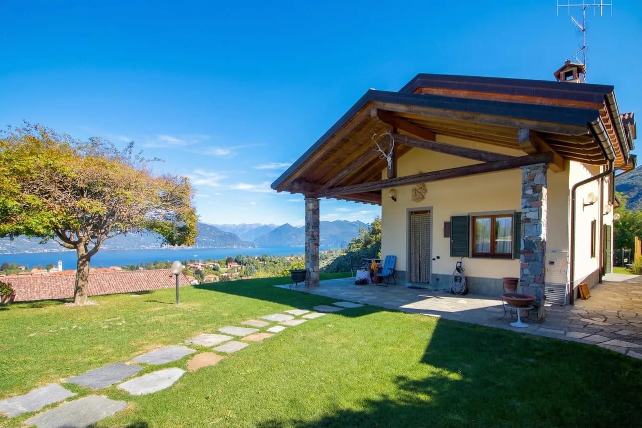 Lake View Villa with Private Pool in Italian Lakes