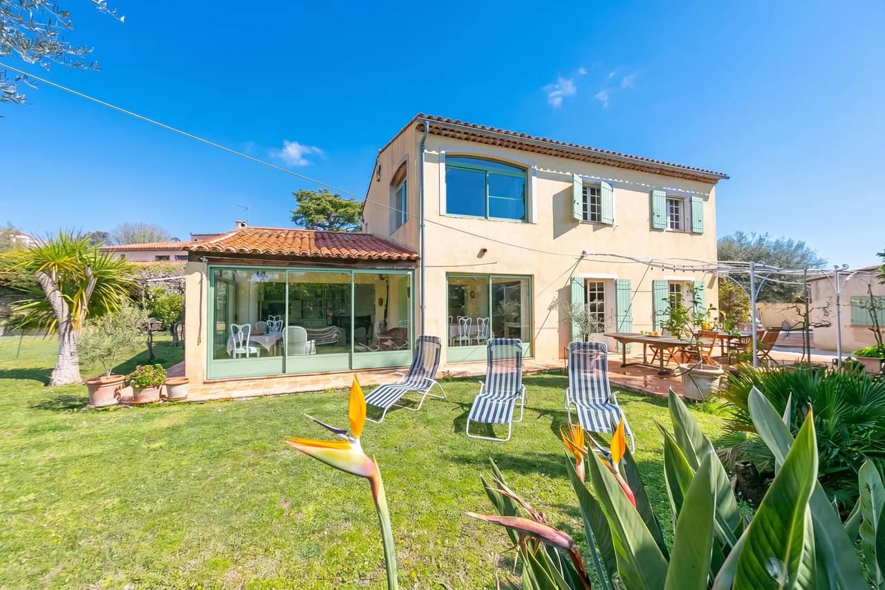 Modern Vacation Home Near Lavender Fields in Provence Alpes Cote Dazur