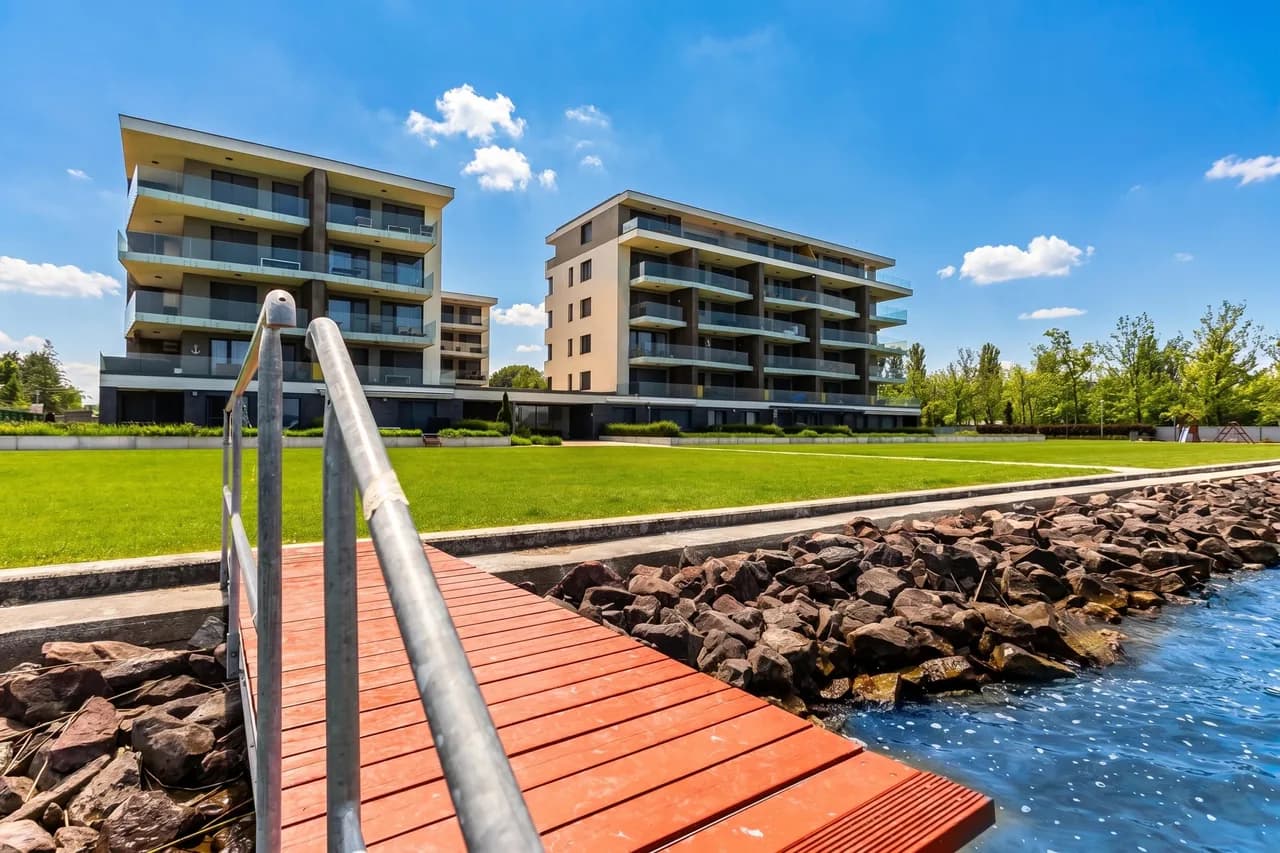 Lake Side Luxury-Steps To The Lake Lela