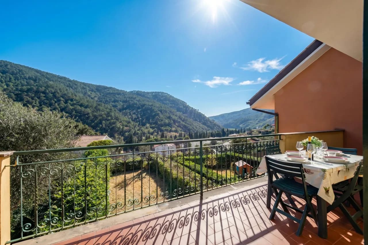 Ruhiges Apartment mit Terrasse in Deiva Marina