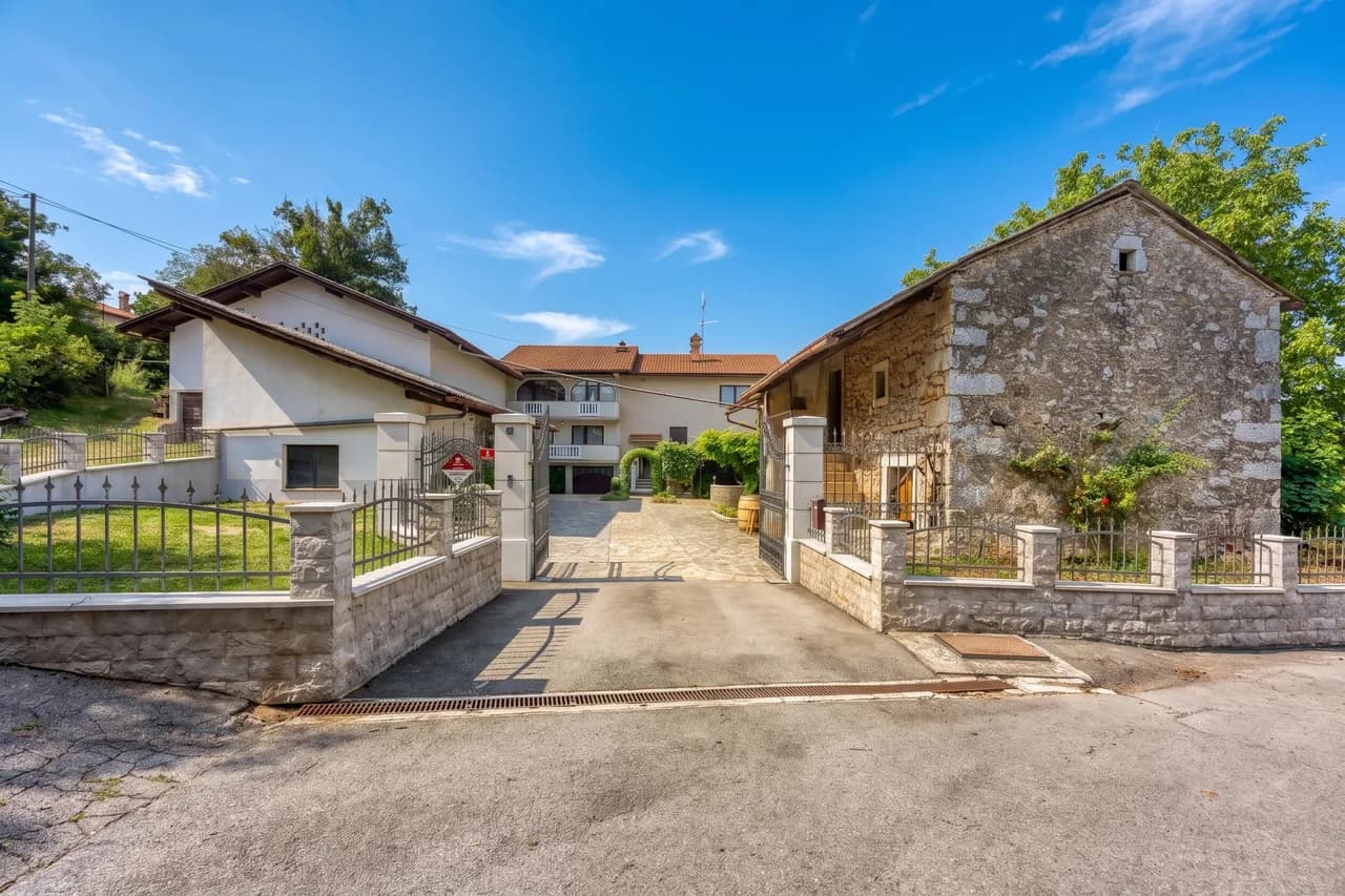 Teran Karst Apartment with Balcony