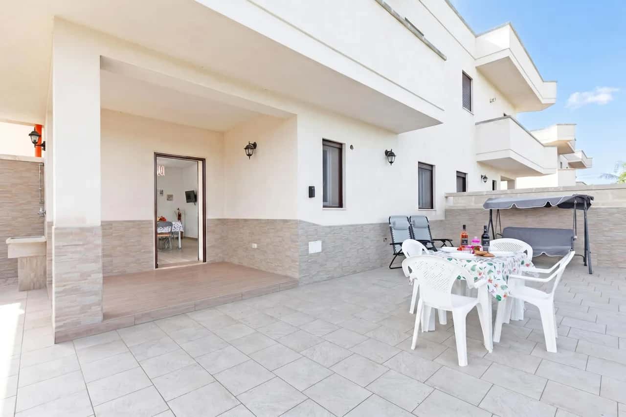 Le Bianche Apt 2 with Garden near The Sea