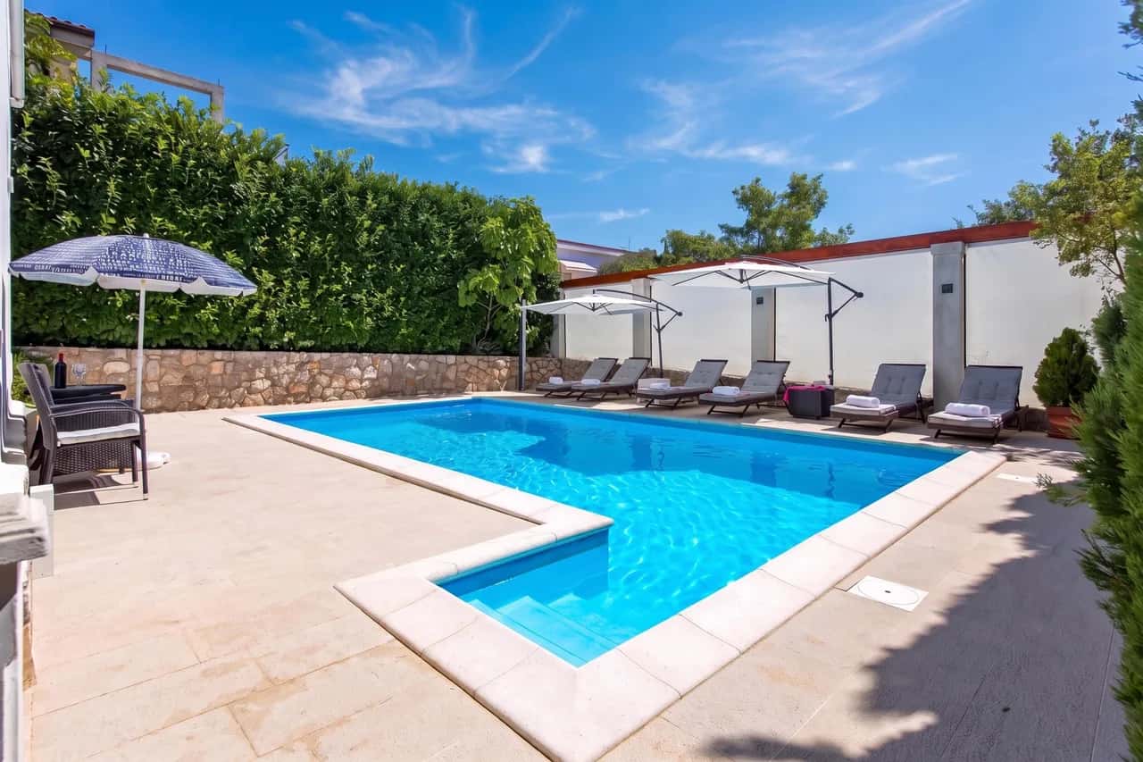 Family House Rose with Pool